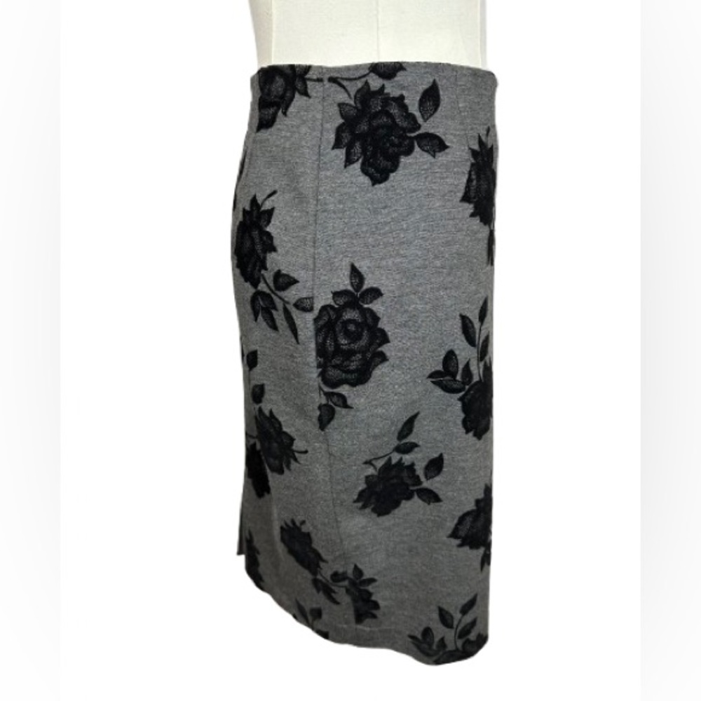White House Black Market Gray Pencil Skirt with Black Floral Appliqué Size 00 - Picture 2 of 5